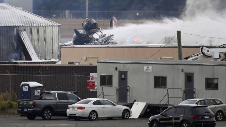 سبعة قتلى في سقوط قاذفة متقادمة بمطار أمريكي