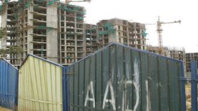 مكتتبو عدل البويرة يحتجون ويطالبون بموعد لتسلم سكناتهم