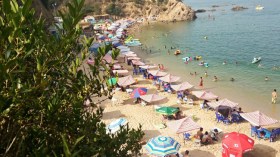 شواطئ سكيكدة والقل تكتظ بالمصطافين القادمين من كل مكان