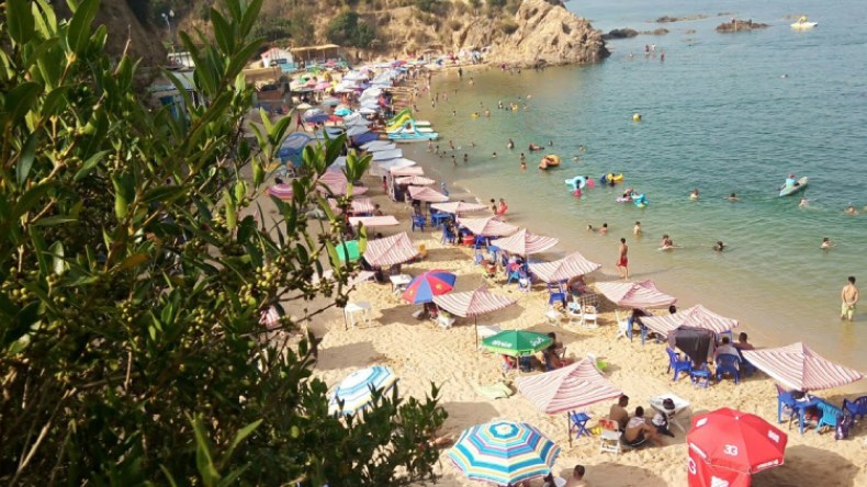 شواطئ سكيكدة والقل تكتظ بالمصطافين القادمين من كل مكان