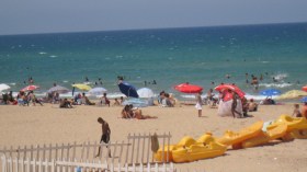 توافد قياسي للسياح والمصطافين على شواطئ سكيكدة