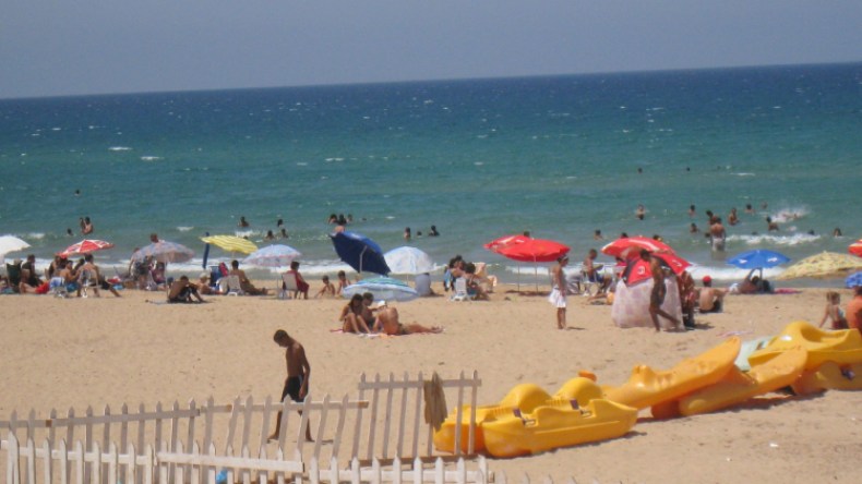 توافد قياسي للسياح والمصطافين على شواطئ سكيكدة