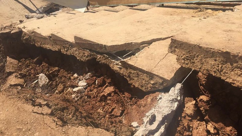 انهيار كلي لسلالم بناية قديمة بسبب الأمطار في سكيكدة