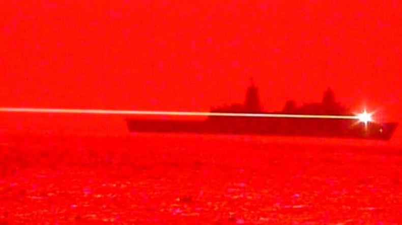 شاهد.. سلاح ليزر أمريكي جديد يُسقط طائرة