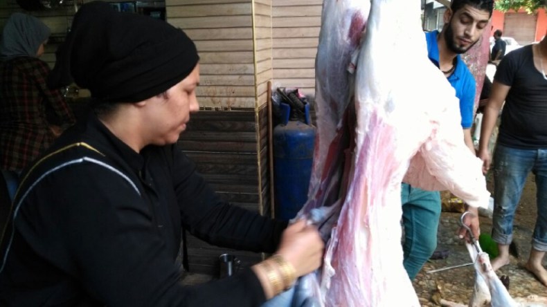 نساء يسلخن الأضحية ورجال يقطّعون اللحوم بمساعدة اليوتوب