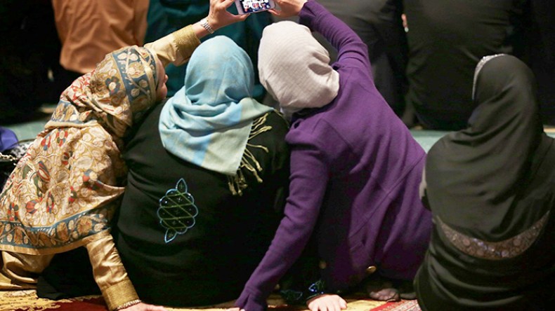 “ماكياج”.. سلفي وموضة في “تراويح” النساء