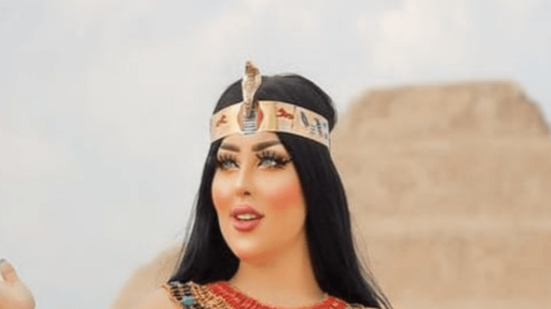 عارضة مهددة بالسجن بسبب الزي الفرعوني!
