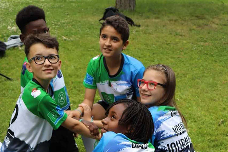 Un jeune footballer et apprenti journaliste de 12 ans rentrent de la Coupe du Monde FIFA en Russie des étoiles plein les yeux