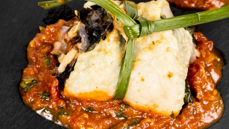 شرائح السمك المحشية بصلصة الطماطم