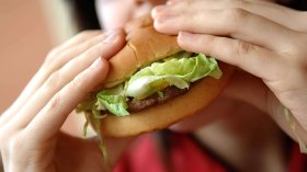 تلاميذ البكالوريا مدعوون لتجنب أكل المطاعم الجاهزة و”الساندويتش”