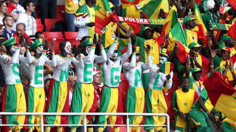 هكذا فعل أنصار منتخب السنيغال بعد فوز “أسود تيرانغا”