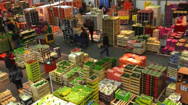 عمال يقطعون الكهرباء عن أكبر سوق للأغذية بالعالم