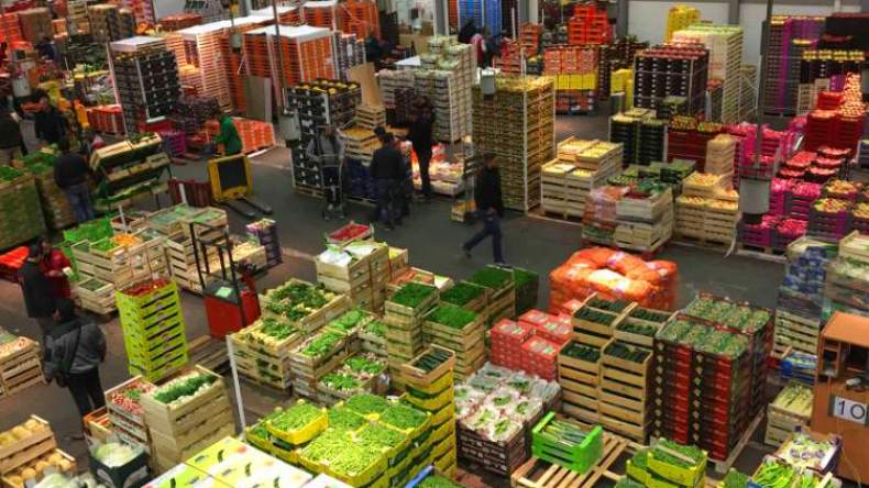 عمال يقطعون الكهرباء عن أكبر سوق للأغذية بالعالم