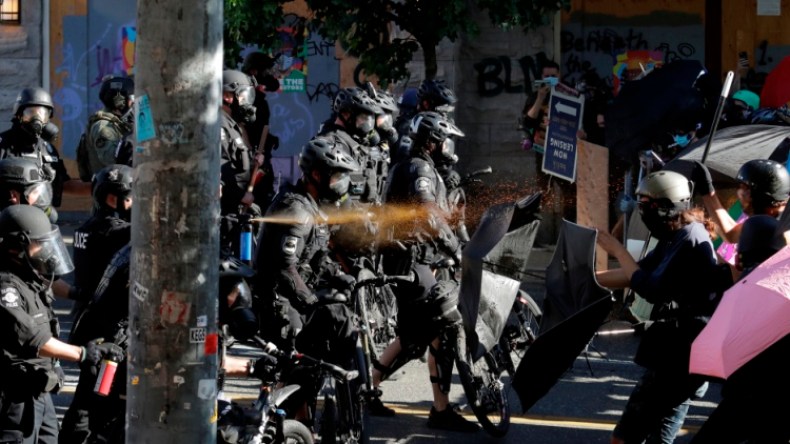 اعتقال العشرات بعد إصابة 21 شرطياً في سياتل