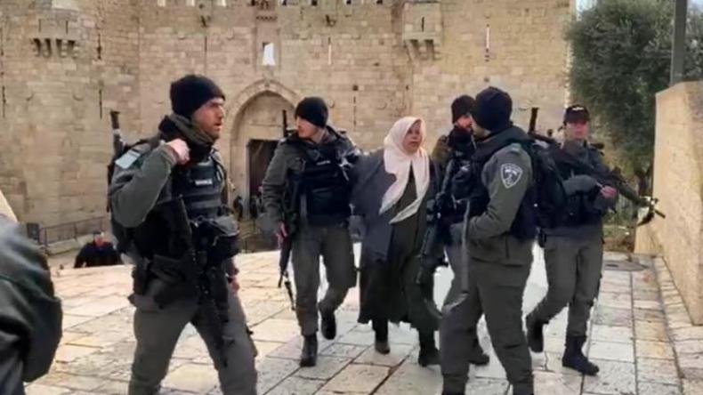 قوات الاحتلال تعتقل خمسينية فلسطينية في القدس (فيديو)