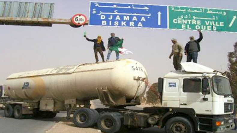 بطالون بورقلة يحتجزون شاحنات وقود ويهددون بنسفها