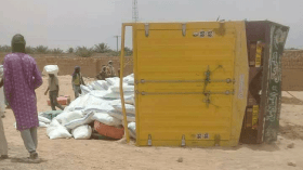 انقلاب شاحنة لنقل البضائع محملة بمواد غذائية  في أدرار