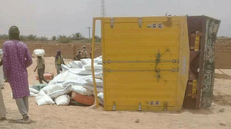 انقلاب شاحنة لنقل البضائع محملة بمواد غذائية  في أدرار