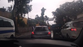 شجرة السفارة الفرنسية تغلق الطريق بحيدرة