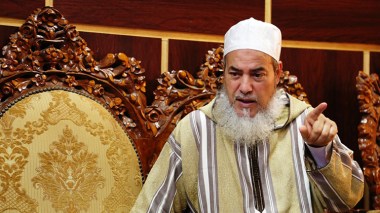 الشيخ شمس الدين يذرف الدموع