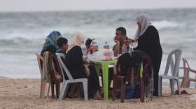 جزائريون في رحلة بحث عن “شواطئ الحرمة”