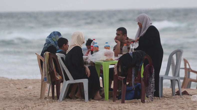 جزائريون في رحلة بحث عن “شواطئ الحرمة”