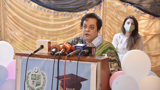 وزيرة باكستانية تُشبه حملة ماكرون على المسلمين بـ”النازية”