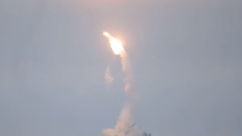 روسيا تختبر صاروخ “تسيركون” الخارق للصوت (فيديو)