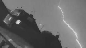 صاعقة برق تضرب طائرة في سماء بريطانيا (فيديو)