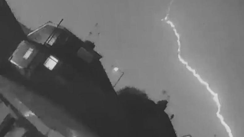 صاعقة برق تضرب طائرة في سماء بريطانيا (فيديو)