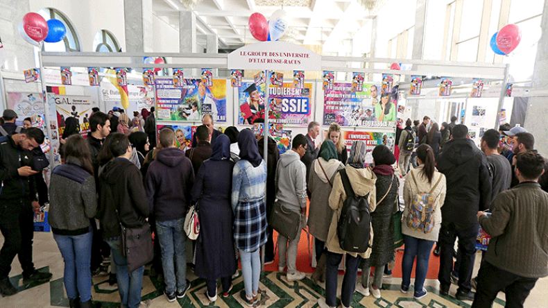 صالون التلميذ والطالب الجزائري يحط الرحال بست ولايات