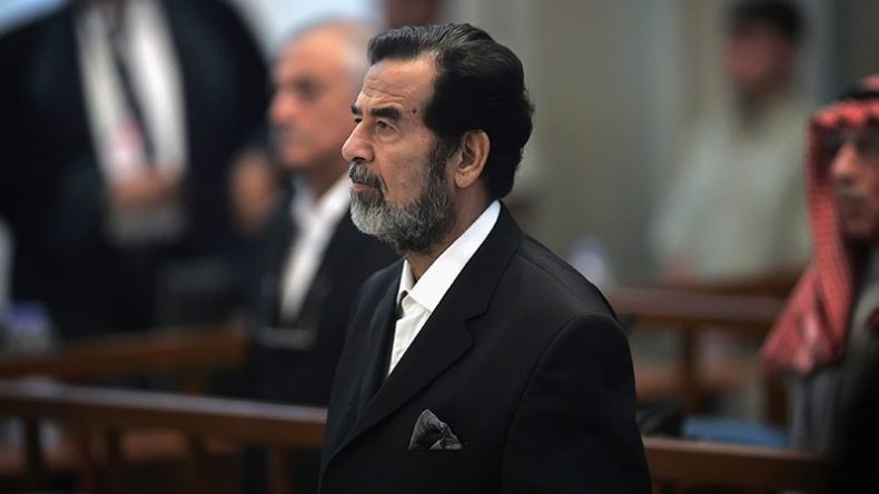 وصية صدام حسين لمّا حمل المصحف بيديه