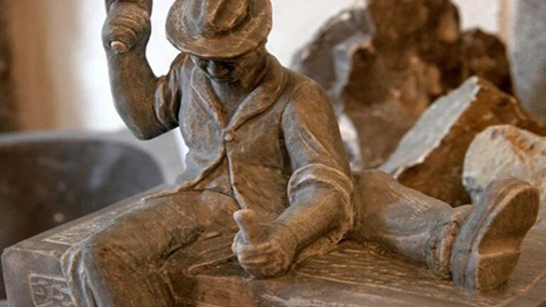 “أنفلونزا الحجارة” تواصل حصد أرواح شباب “تكوت” بسبب مهنة الموت