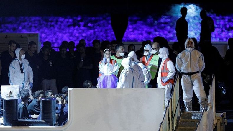 إيطاليا تسمح بإنزال مهاجرين عالقين في صقلية