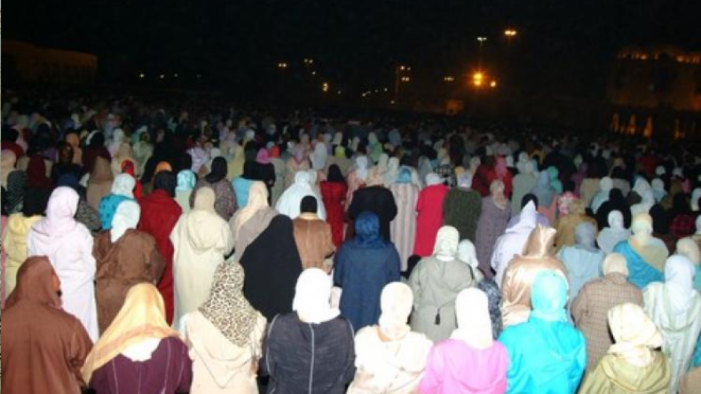 حراس “شداد غلاظ” لمنع الفتيات من مغادرة المساجد خلال التراويح!