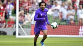 الشرطة تُحقق.. “صلاح” يقود السيارة مُستعملا الهاتف المحمول