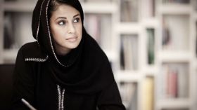 شرعاً المرأة تتكلم والرجل يصمت ونساء النبي كن يسمعن من الطريق!