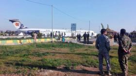 شاهد.. طائرة إيرانية تنحرف عن ممر الهبوط وتثير هلع ركابها