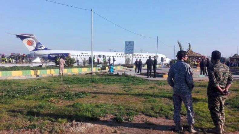 شاهد.. طائرة إيرانية تنحرف عن ممر الهبوط وتثير هلع ركابها