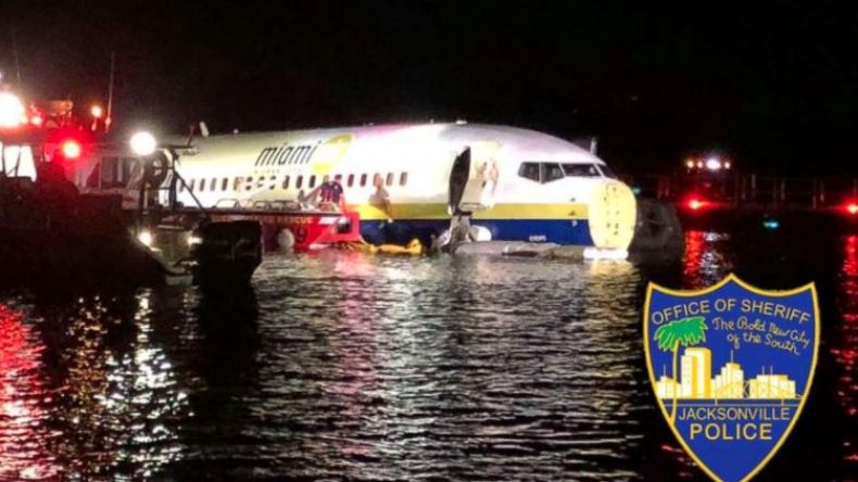انزلاق طائرة بوينغ إلى نهر بفلوريدا (فيديو)