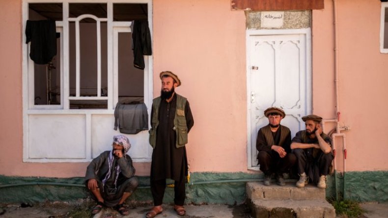 طالبان تفرج عن أمريكي وأسترالي