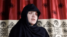 فتاة تتعرض للطعن في عينيها بسبب رغبتها في العمل!