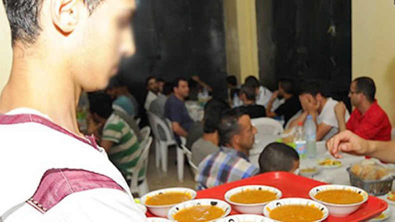 خيام للتعازي وطباخون خمسة نجوم في خدمة الفقراء والمحتاجين