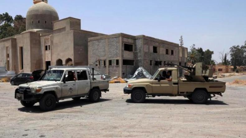 قوات حفتر تنسحب من طرابلس