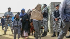 أزيد من 30 قتيلا و70 جريحا في غارة جوية بطرابلس