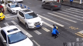 شاهد.. ردة فعل طفل صيني صدمت سيارة والدته