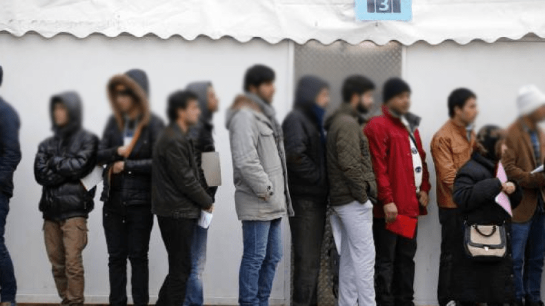 ساسة باريس “منزعجون” من طلبات الجزائريين للجوء إلى فرنسا!