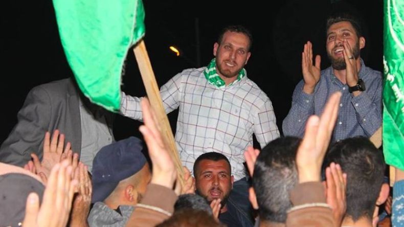 الاحتلال يعتقل فلسطينياً بتهمة قتل جندييْن