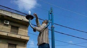 وفاة عامل إثر سقوطه من شاحنة إصلاح الإنارة بالدويرة