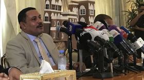 حذاء طائر في وجه وزير إعلام الحوثيين المنشق